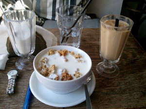 The granola, yoghurt and frappe